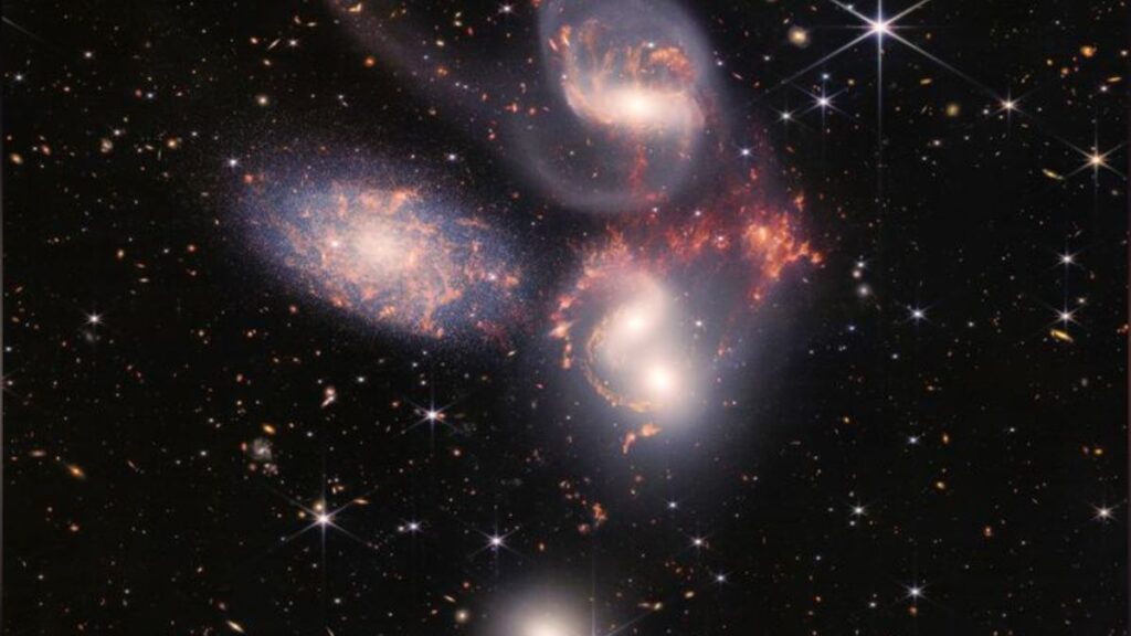 Une collision entre 5 galaxies observée par le télescope James-Webb laisse les astronomes perplexes