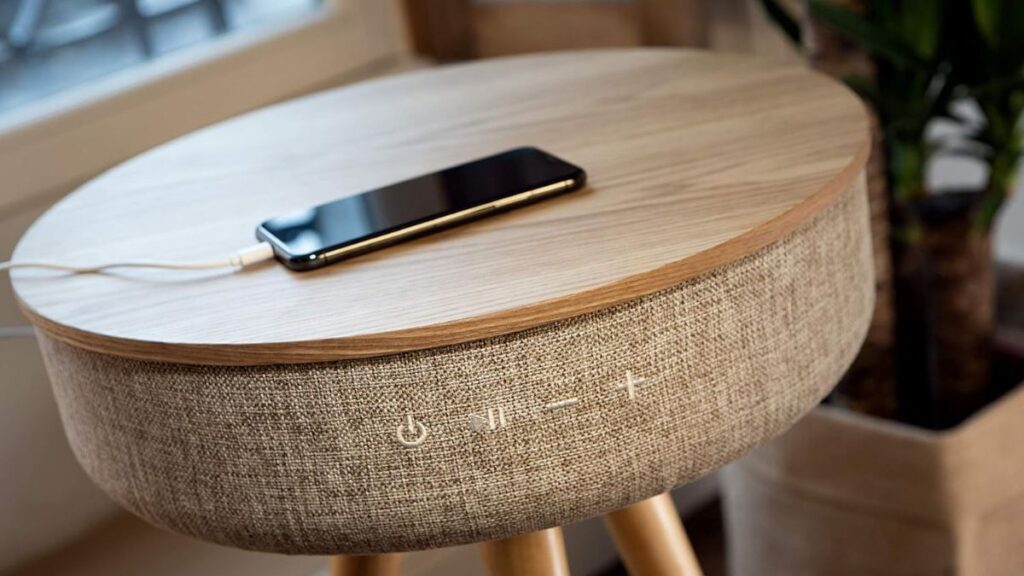 table basse qui intègre des enceintes connectées