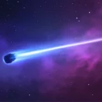 Comète traversant l’espace avec une longue traînée lumineuse bleue sur fond de nébuleuse violette.