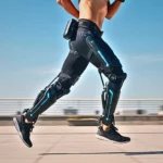 Homme équipé d’un exosquelette Hypershell en train de courir en extérieur, symbolisant la puissance augmentée par la technologie.