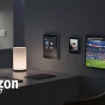 Maison connectée équipée d’appareils Amazon intelligents, avec écrans muraux et lampe contrôlée par IA illustrant la domotique évoluée.
