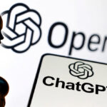 Silhouette d’un robot humanoïde devant les logos d’OpenAI et de ChatGPT affichés sur un écran lumineux.