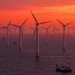Champ d’éoliennes offshore au coucher du soleil, symbolisant la montée en puissance de l’énergie renouvelable en Chine.