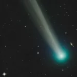 Photo de la comète C/2025 R2 capturée par l’astronome amateur Laurent Bourgon, montrant sa chevelure bleutée et sa longue traînée lumineuse dans l’espace.
