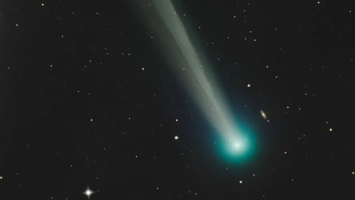 Photo de la comète C/2025 R2 capturée par l’astronome amateur Laurent Bourgon, montrant sa chevelure bleutée et sa longue traînée lumineuse dans l’espace.