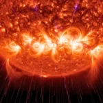 Éruption solaire vue de près, avec d’immenses arcs de plasma incandescent projetés dans l’espace.