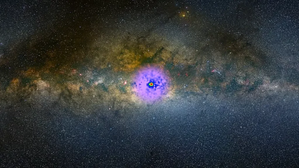 Image du centre lumineux de la Voie lactée avec une émission d’énergie colorée en violet, illustrant une possible trace de matière noire.
