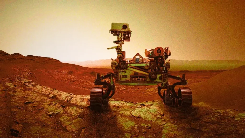 Le rover Perseverance explorant la surface de Mars au coucher du soleil, observant une formation rocheuse intrigante.