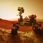 Le rover Perseverance explorant la surface de Mars au coucher du soleil, observant une formation rocheuse intrigante.