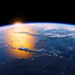 Vue de la Terre depuis l’espace au lever du soleil, illustrant la découverte d’une exoplanète similaire à notre planète.