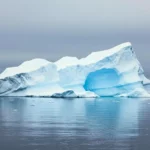 Iceberg isolé flottant dans l’océan glacial Antarctique, symbole de la fonte des glaces et du dérèglement climatique mondial.
