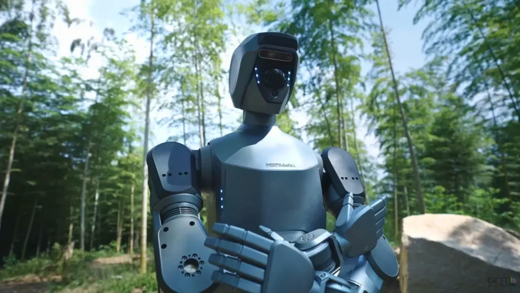 Robot humanoïde moderne en plein air, conçu par une entreprise chinoise, avec des capteurs sur le visage et des bras articulés, entouré d’une forêt de bambous.