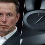 Portrait sérieux d’Elon Musk à côté du logo Tesla sur fond sombre, symbolisant un teaser énigmatique du constructeur.