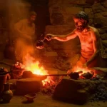 Reconstitution d’un atelier de métallurgie de l’âge du fer, montrant des artisans travaillant autour d’un feu ardent dans une forge antique en pierre.