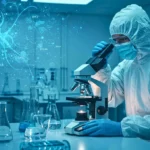Chercheur en combinaison de protection observant un échantillon au microscope dans un laboratoire futuriste, entouré d’écrans affichant des données biologiques et neuronales.