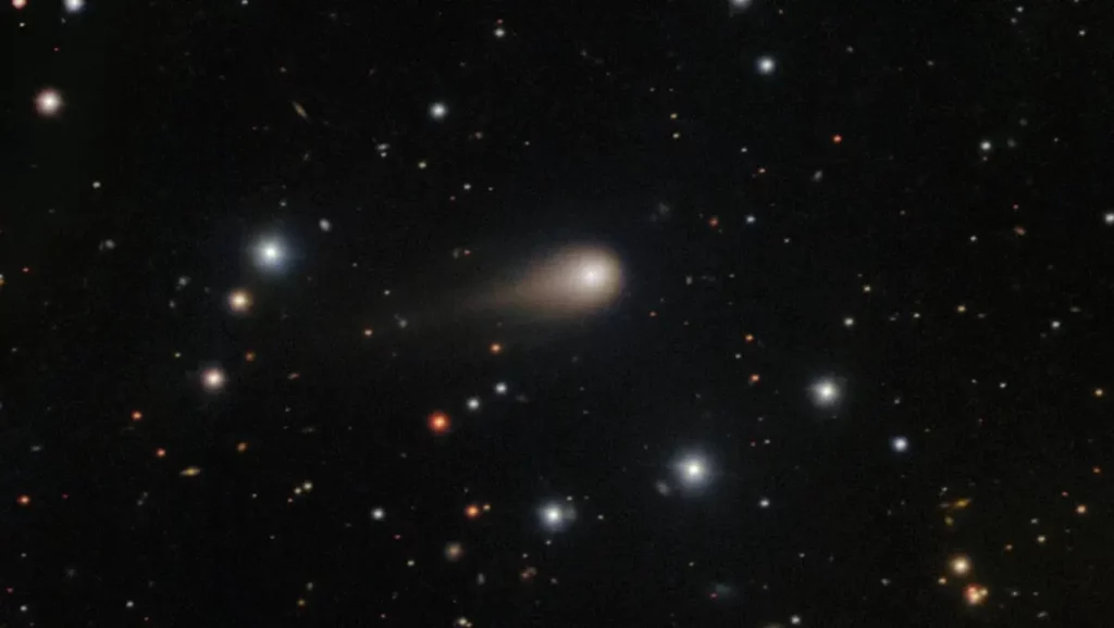 Image de la comète interstellaire 3I/Atlas traversant un champ d’étoiles, captée par un télescope terrestre.