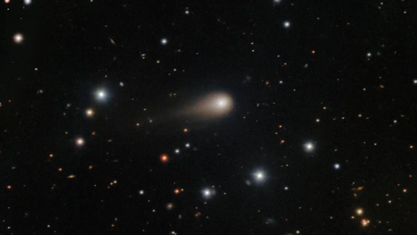 Image de la comète interstellaire 3I/Atlas traversant un champ d’étoiles, captée par un télescope terrestre.