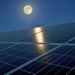 Panneaux solaires sous un ciel étoilé reflétant la lumière de la pleine Lune, illustrant la production d’énergie lunaire nocturne.