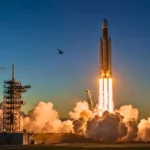 Fusée Ariane en plein décollage, propulseurs allumés et nuage de fumée au pas de tir, symbolisant les efforts spatiaux européens.