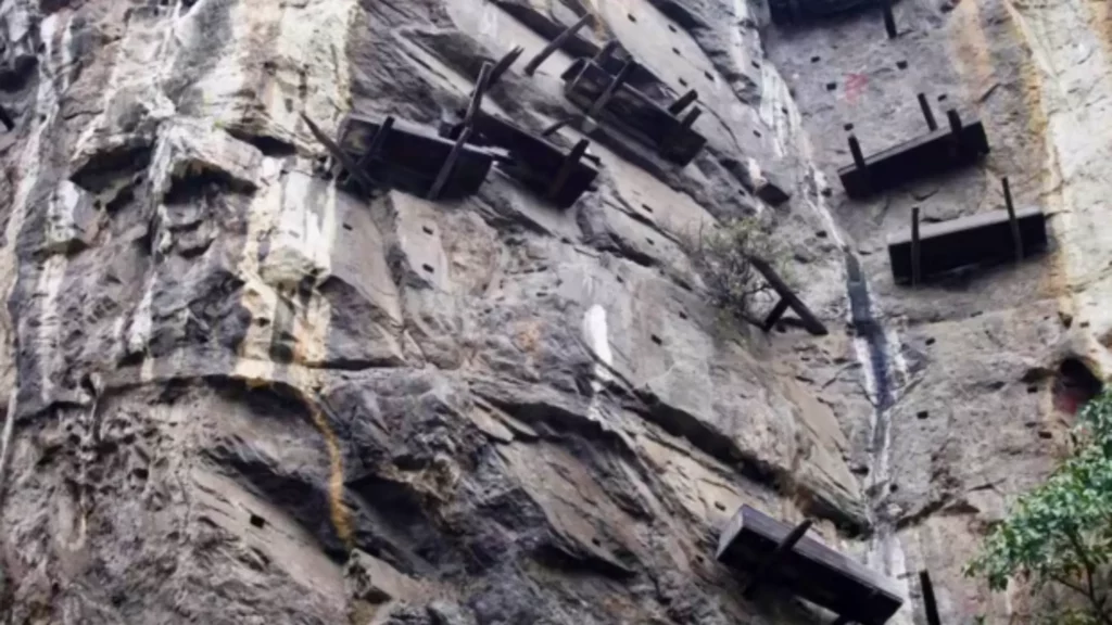 Cercueils suspendus sur une falaise en Chine, vestiges funéraires du peuple Bo