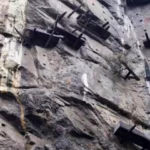 Cercueils suspendus sur une falaise en Chine, vestiges funéraires du peuple Bo