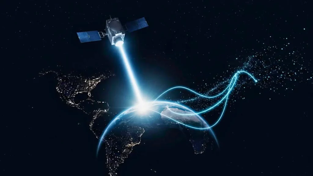 Satellite dans l’espace envoyant un faisceau lumineux vers la Terre pour illustrer l’Internet spatial.