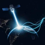 Satellite dans l’espace envoyant un faisceau lumineux vers la Terre pour illustrer l’Internet spatial.