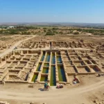 Vue aérienne d’un site archéologique romain en Tunisie avec bassins et ruines en plein désert