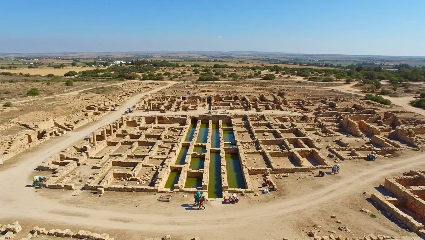 Vue aérienne d’un site archéologique romain en Tunisie avec bassins et ruines en plein désert