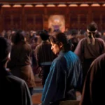 Homme en vêtement traditionnel japonais au centre d’une foule dans un palais