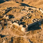Forteresse médiévale en ruine dans les montagnes d’Asie centrale, vue aérienne