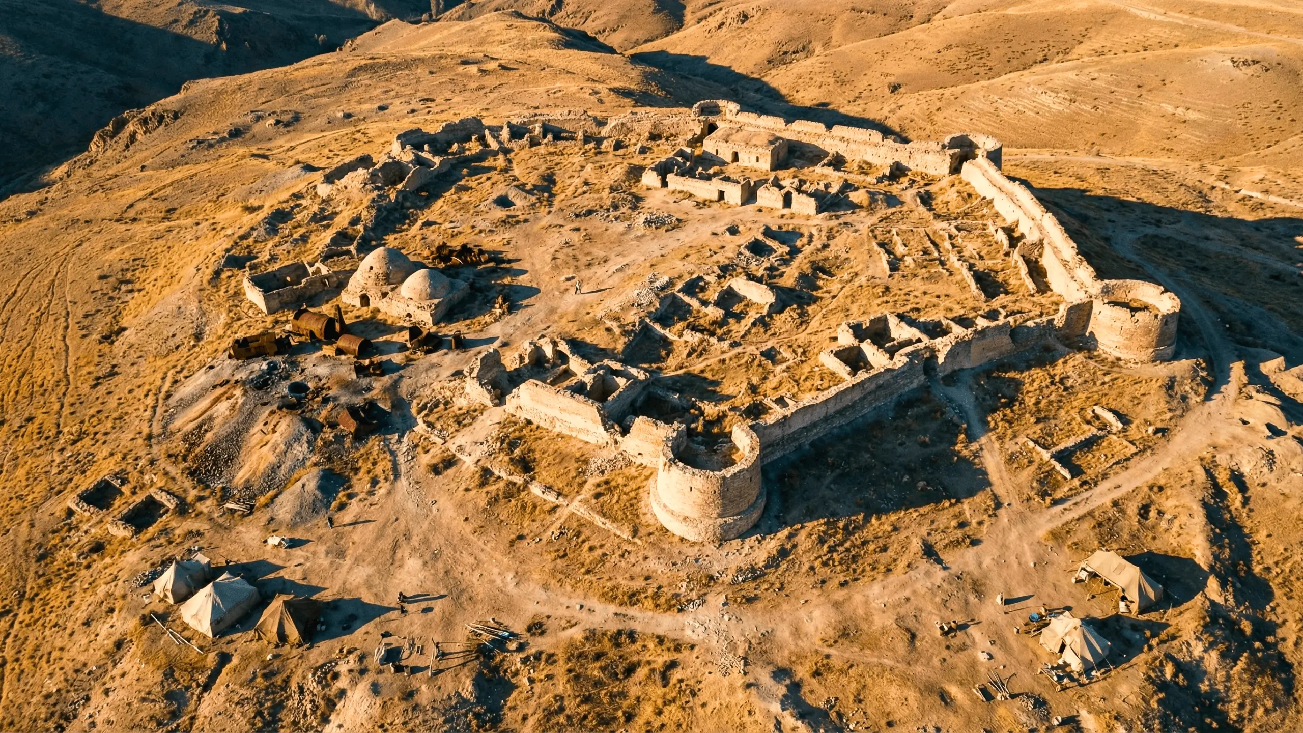 Forteresse médiévale en ruine dans les montagnes d’Asie centrale, vue aérienne