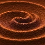 Vue macro d’un motif en spirale formé dans du marc de café, symbolisant la réutilisation innovante de déchets organiques dans la construction durable.