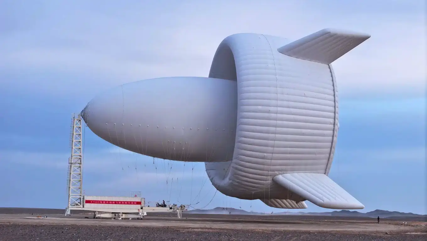 Gros plan d’une grande araignée brune avançant sur le sol, montrant ses crochets et ses pattes déployées.