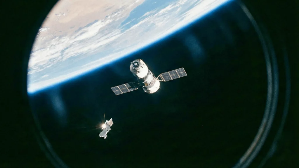 Vaisseau spatial en orbite au-dessus de la Terre, vu depuis l’espace