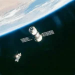 Vaisseau spatial en orbite au-dessus de la Terre, vu depuis l’espace