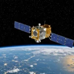 Satellite de maintenance en orbite au-dessus de la Terre vu dans l’espace, avec panneaux solaires déployés.
