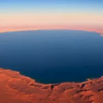 Formation géologique circulaire sur Mars ressemblant à un ancien littoral, suggérant l’existence passée d’un océan martien.