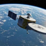 Satellite haute technologie en orbite terrestre, équipé de panneaux solaires et d’antennes circulaires, survolant la planète.