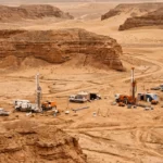 Installations de forage minier dans le désert d’Ordos en Chine, utilisées pour l’exploration d’un important gisement d’uranium.