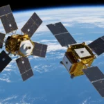 Deux satellites avec panneaux solaires en orbite basse au-dessus de la Terre, passant très près l’un de l’autre, illustrant un risque de collision.