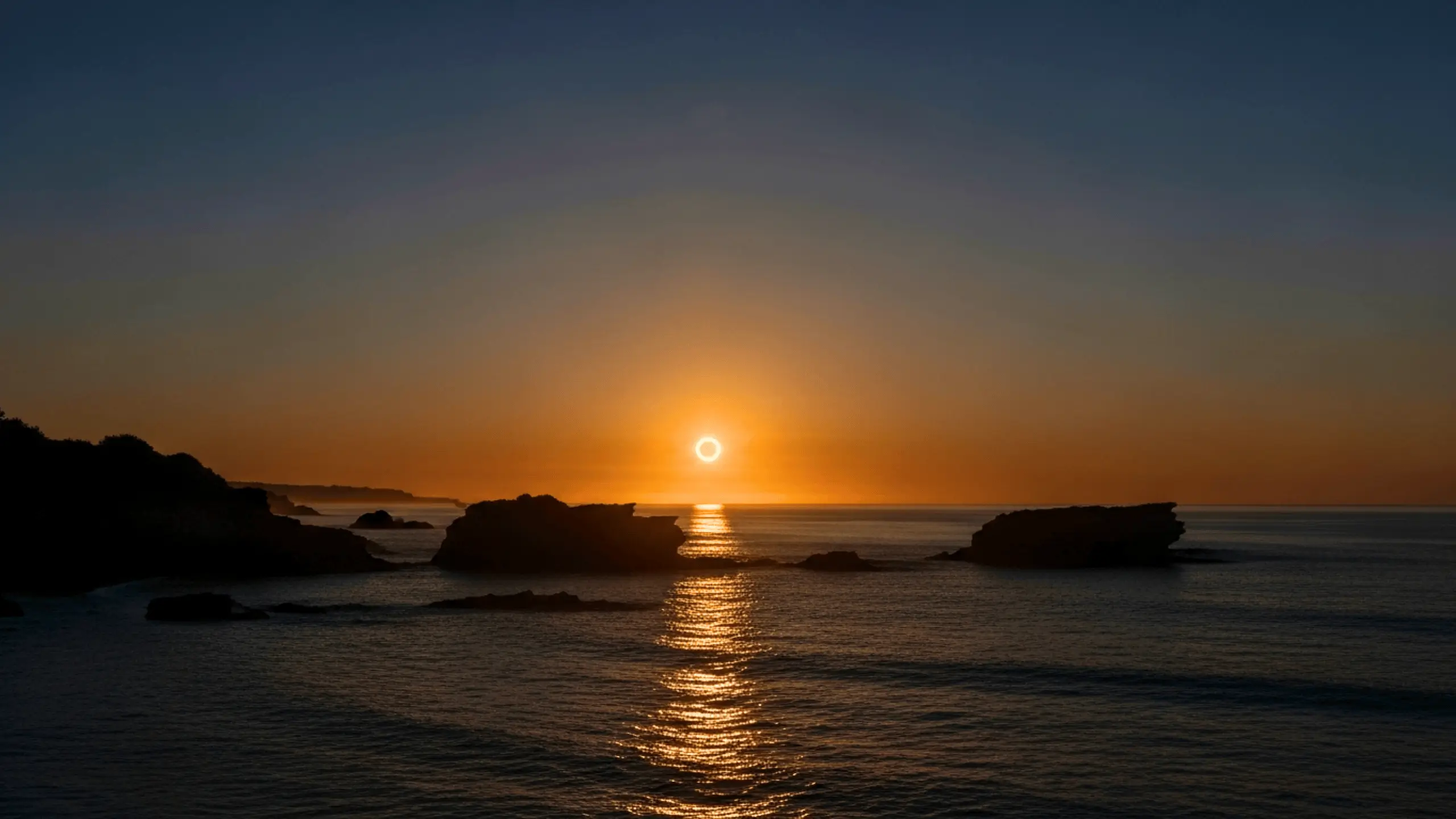 Éclipse solaire à 99,5 % à Biarritz : la lune occultant le soleil le 12 août 2026.