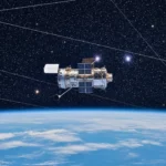 Le télescope spatial Hubble en orbite au-dessus de la Terre, avec plusieurs traînées lumineuses de satellites traversant le ciel étoilé.
