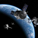 Robots spatiaux et modules de maintenance entourant un satellite en orbite au-dessus de la Terre.