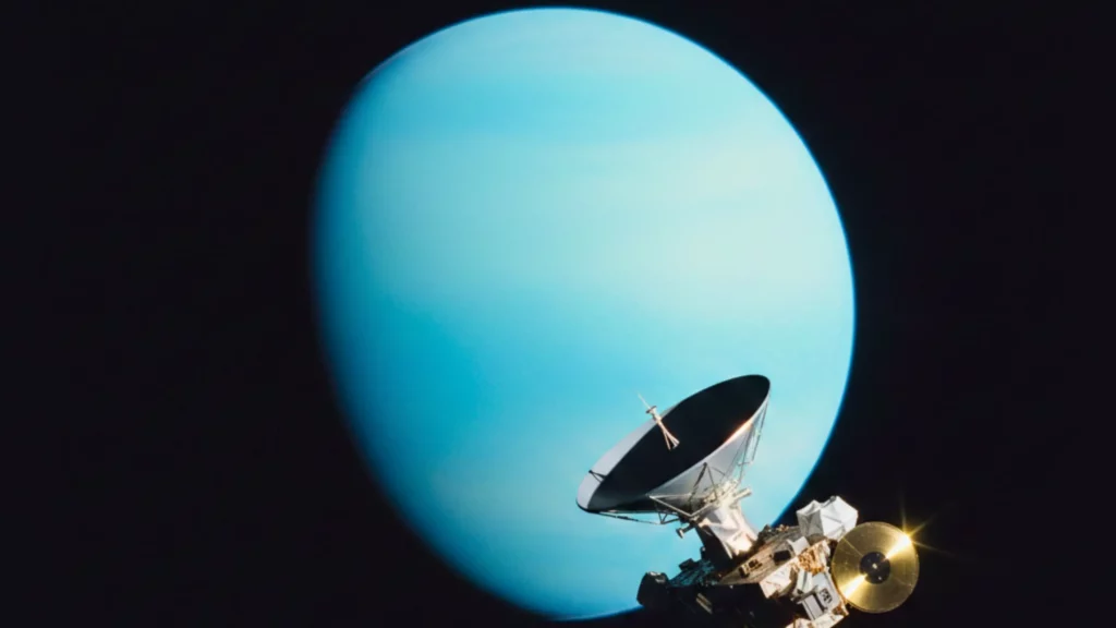 Sonde Voyager 2 passant devant le disque bleu pâle de la planète Uranus dans l’espace profond.