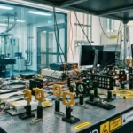 Banc expérimental de physique quantique avec lasers, fibres optiques et instruments de mesure utilisé pour une expérience de téléportation quantique