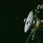 La sonde Voyager 1 en pleine dérive dans l’espace sombre, avec son antenne parabolique orientée vers la Terre.