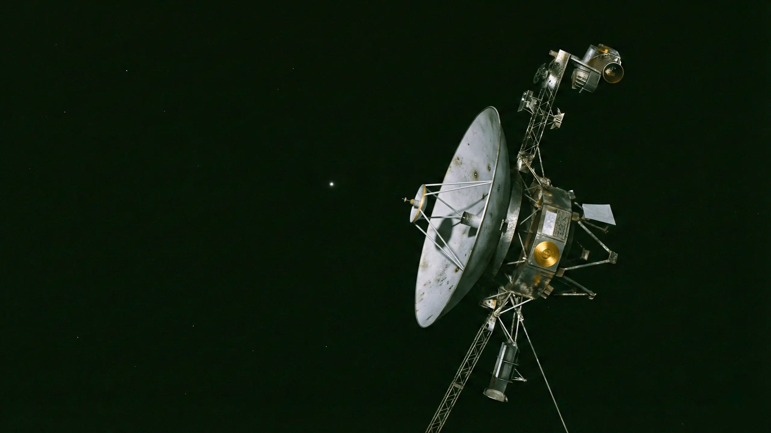 La sonde Voyager 1 en pleine dérive dans l’espace sombre, avec son antenne parabolique orientée vers la Terre.
