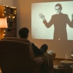 Spectateur regardant le film Nosferatu projeté sur un mur dans un salon, illustrant le streaming gratuit de films classiques sur Wikiflix