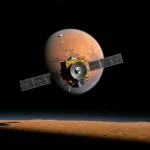 Illustration de la sonde spatiale MAVEN en orbite autour de Mars, avec la planète rouge en arrière-plan.